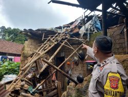 Bhabinkamtibmas Desa Sukaresmi Polsek Cisaat Cek Rumah Roboh