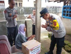 Jum’at Berkah Polsek Cisaat Laksanakan Bakti Sosial Berikan Sembako Kepada PHL dan Masyarakat yang terdampak Bencana Alam di wilayah Cisaat