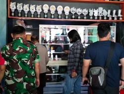 Personil TNI/Polri Berhasil Menyita Miras Dari Toko Pakaian di Jampangkulon