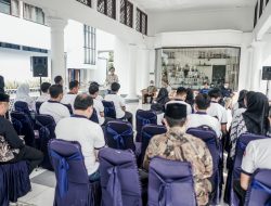 Bupati Ciamis Berikan Hadiah Kepada Juara Lomba Video Tentang HIV