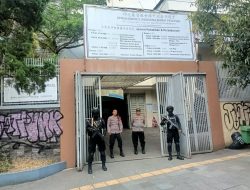 Personel Polsek Cisaat Amankan Gereja Saat Nataru