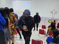 Pastikan keamanan Jemaat, unit Jibom Brimobda Polda Jabar sisir gereja di Sukabumi