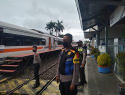SAAT LIBUR NATARU, POLSEK CISAAT GIATKAN PENGAMANAN DI STASIUN KERETA API
