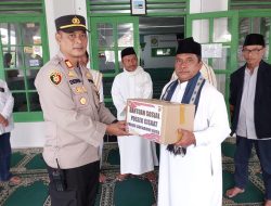 Kegiatan Jum’at berkah,Polsek Cisaat bagikan paket Sembako kepada pengurus Mesjid