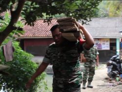 Kodim 0622/Kabupaten Sukabumi Terjunkan 1 Peleton Bantu Evakuasi Bencana Alam di Pasir Suren