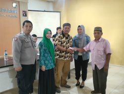 Polsek Cisaat Monitoring Pembagian Insentif Para Ketua RT & RW Desa Padaasih