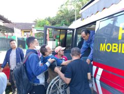 Dengar Suara Minta Tolong, Anggota Binmas Gunakan Mobil Dinas Evakuasi Warga Sakit