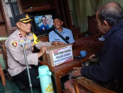Jum’at Berkah Polsek Cisaat Laksanakan Bakti Sosial Berikan Sembako Kepada PHL dan Masyarakat yang kurang mampu di wilayah Cisaat