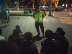 Malam Minggu,Kapolsek Cisaat berikan himbauan ke Pemuda Nongkrong di Alun alun Cisaat