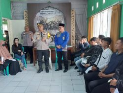 Kapolsek Cisaat memberikan materi bagi calon Pengantin di Kantor KUA Kecamatan Cisaat