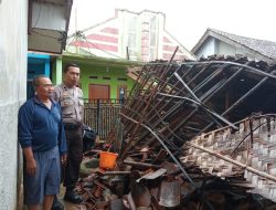 Bhabinkamtibmas Polsek Cisaat Cek rumah roboh Warganya