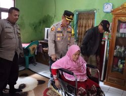 Dengar Curhatan Warga, Kapolsek Cisaat Bantu Fasilitasi Kursi Roda Bagi Lansia