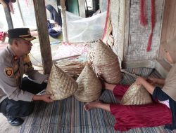 Kapolsek Cisaat Kunjungi para pelaku UMKM Pengrajin Bambu