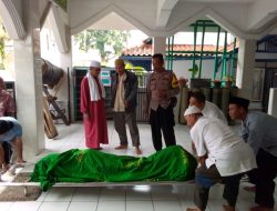 Kepedulian Bhabinkamtibmas Polsek Cisaat , melayat warga binaannya