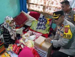 Ringankan Beban, Polsek Cisaat Sukabumi Serahkan Bansos Kepada Keluarga Bayi Penderita Penyakit Hidrosefalus