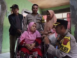 Polsek Cisaat Sukabumi Bantu Fasilitasi Kursi Roda Bagi Lansia Yang Lumpuh
