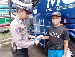 Gencarkan Upaya Preemtif, Polres Sukabumi Kota Sebar Brosur Imbauan di Ops Keselamatan