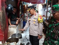 Cek Harga Sembako, Kapolsek Cisaat Lakukan Monitoring di Pasar Cisaat Sukabumi