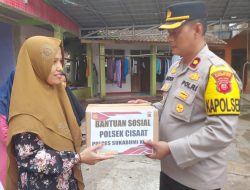 Jum’at Berkah, Kapolsek Cisaat Bagikan Paket Sembako di Ponpes Sunanunnidzom