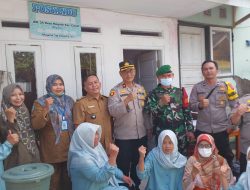 Kapolsek Cisaat Monitoring Pelayanan Posyandu dan memberikan bantuan makanan tambahan kepada Balita
