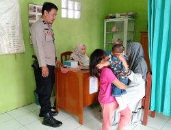 Hadir di tengah Masyarakat,Bhabinkamtibmas Polsek Cisaat pantau pelaksanaan Posyandu