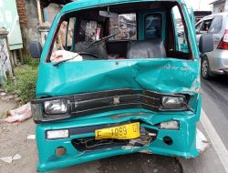 Mobil Angkot Jurusan Cibadak-Cisaat Bertabrakan Dengan Mobil Avanza di Cibadak
