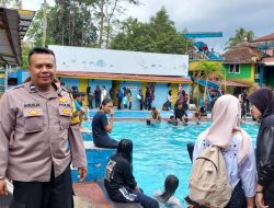 Bhabinkamtibmas Polsek Cisaat Ciptakan Rasa Aman Pengunjung Kolam Renang