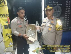 Gelar Operasi Pekat, Polsek Cisaat Razia Puluhan Botol Miras