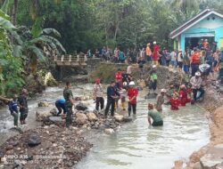 Pasca Banjir Bandang Kampung Cigadog, Sejumlah Aparat Gabungan Evakuasi Material Longsoran