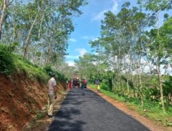 Berikan Kejutan Kepada Warganya, Desa Damarraja Lakukan Pengaspalan Sepanjang 850 Meter