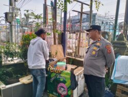 Jumpai pedagang Asongan,Kanit Binmasn Polsek Cisaat sampaikan pesan kamtibmas