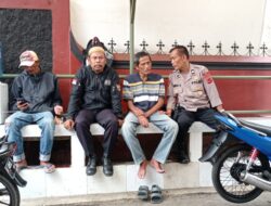 Akrab dengan Masyarakat Bhabinkamtibmas Polsek Cisaat Kunjungi Warga Di Desa Binaannya