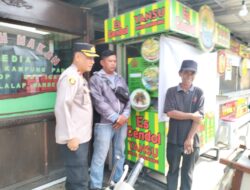 Sambangi Pedagang Kaki Lima Kapolsek Cisaat Berikan Pesan Kamtibmas