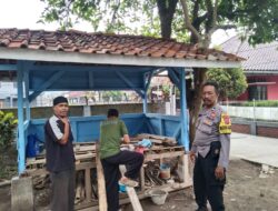 Gotong royong,Bhabinkamtibmas Polsek Cisaat dan warga kerja bhakti membangun Pos Kamling