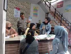 Babinkamtibmas Polsek Cisaat Bantu Penyaluran Beras Bulog