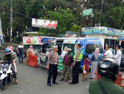 Panit Lantas Polsek Cisaat Berikan Sosialisasi dan Edukasi berlalu lintas dan taat bayar pajak kepada warga