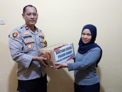 Jum’at Berkah,Kapolsek Cisaat berikan bantuan Paket Sembako Kepada PHL Polsek (Pekerja Harian Lepas)