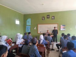Cegah Kenakalan Remaja dan corat Coret Seragam Bhabinkamtibmas Polsek Cisaat Beri Pembinaan Kepada Siswa MTS