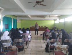 Cegah Kenakalan Remaja, Bhabinkamtibmas Polsek Cisaat Beri Penyuluhan Kepada remaja desa cibolang kaler