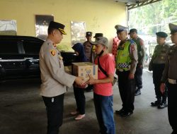 Gelar Jumat Berkah, Polsek Cisaat Berikan Bantuan Sembako Kepada PHL polsek