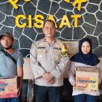 Gelar Jumat Berkah, Polsek Cisaat Berikan Bantuan Sembako Kepada PHL polsek