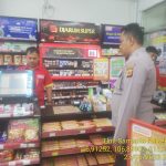 UNIT SAMAPTA POLSEK CISAAT DIALOGIS DENGAN KARYAWAN MINIMARKET CISAAT BERIKAN PESAN KAMTIBMAS