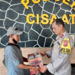 Jum’at Berkah,Kapolsek Cisaat berikan bantuan Paket Sembako Kepada PHL Polsek