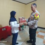 Gelar Jumat Berkah, Polsek Cisaat Berikan Bantuan Sembako Kepada PHL polsek