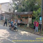 Jajaran Polsek Nagrak Polres Sukabumi Gotong Royong Bangun Pos Kamling