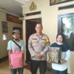 Jum’at Berkah, Polsek Cisaat berbagi berikan bantuan paket sembako kepada PHL Polsek
