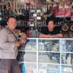 Kedekatan Bhabinkamtibmas Polsek Cisaat saat Kunjungi Warga Di Desa Binaannya