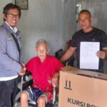 Kerja Nyata Baznas Kabupaten Sukabumi Bersama Yayasan Jurnalis Langkah Terarah Salurkan Bantuan Kursi Roda
