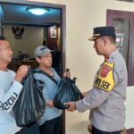 Berbagi di Jum’at Berkah, Polsek Cisaat berikan bantuan paket sembako kepada PHL Polsek