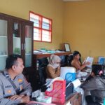 Sambang Kantor Desa, Bhabinkamtibmas Perkuat Sinergitas Dalam Upaya Harkamtibmas